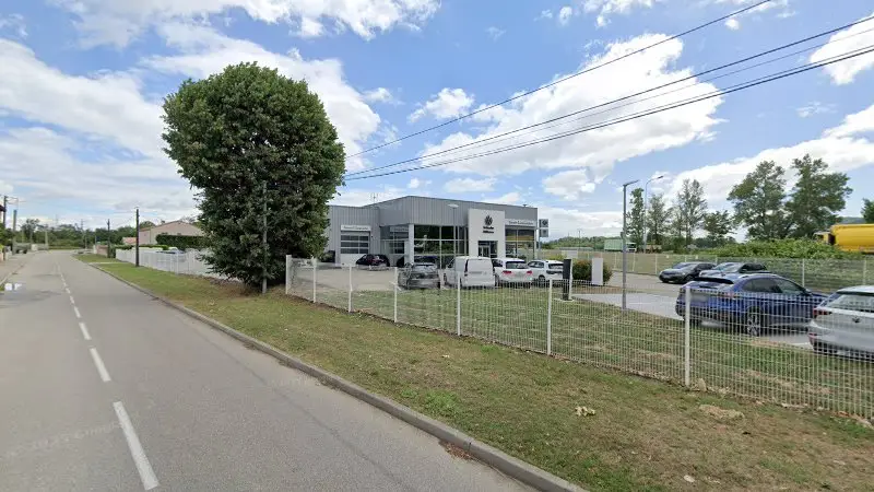 Vue de la rue devant SAS GENIN AUTOMOBILES - Skoda Service, Sablons