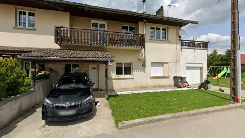 Vue de la rue devant Mountains Motorsport, Ville-du-Pont
