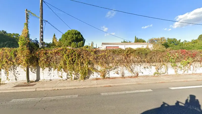 Vue de la rue devant Soc d'exploitation Garage Denis Et Ton, Martigues