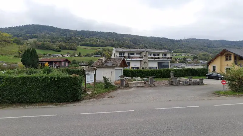 Vue de la rue devant Vérif'Autos VALGELON - LA ROCHETTE, Valgelon-La Rochette