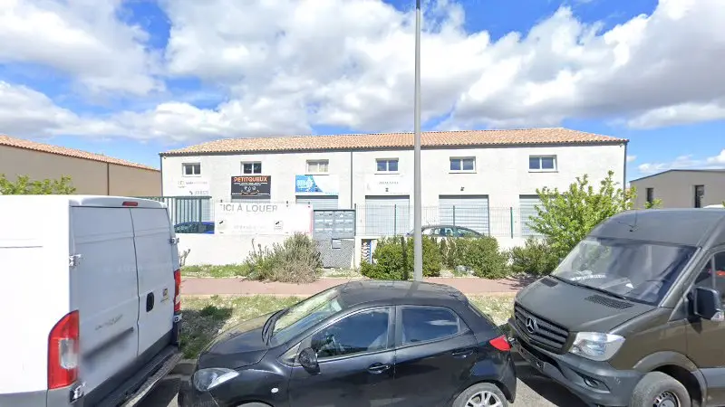 Vue de la rue devant Auto G.L.S.M, Montredon-des-Corbières