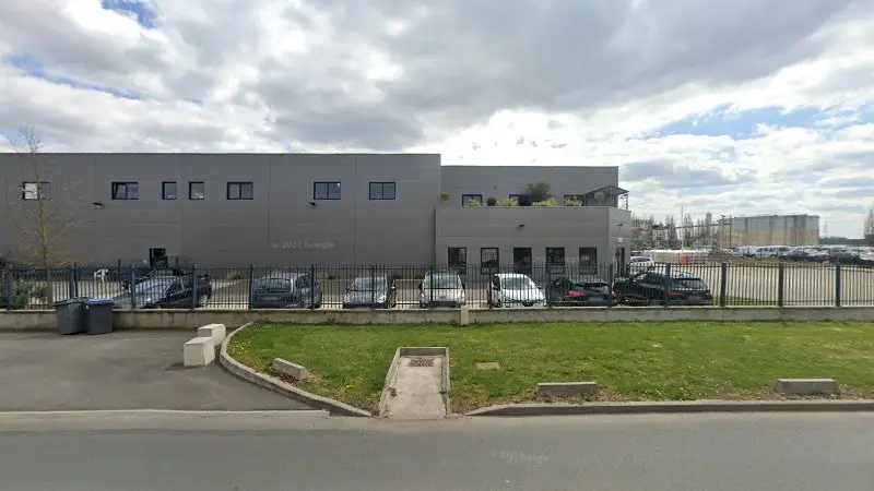 Vue de la rue devant Fusion Auto Moto, Coignières