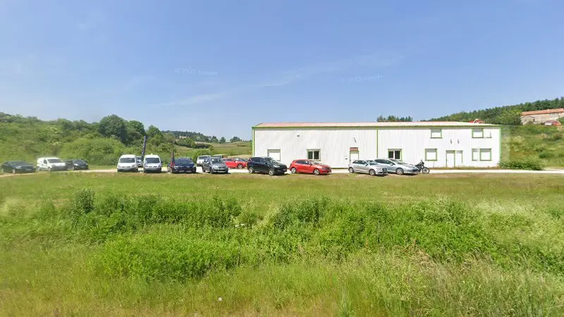 Vue de la rue devant auto'dom 42, Saint-Nizier-de-Fornas