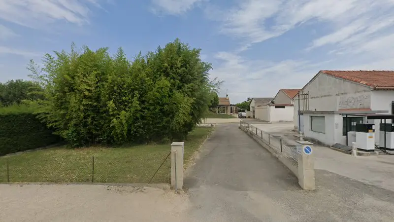 Vue de la rue devant Carrosserie camacho, Mazan
