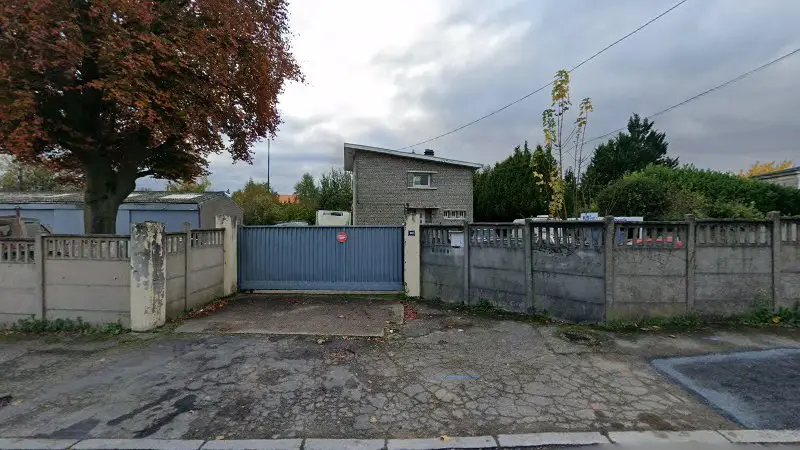 Vue de la rue devant Indie garages - location pont voiture Rouen, Rouen