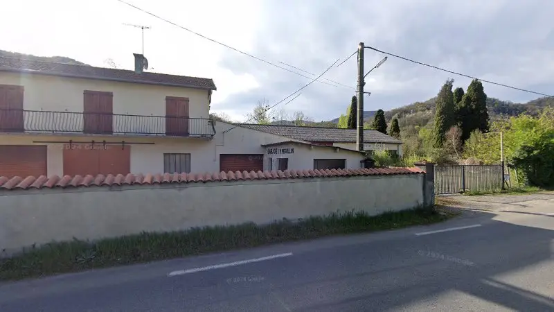 Vue de la rue devant Garage J.M. Peguillan, Moulis
