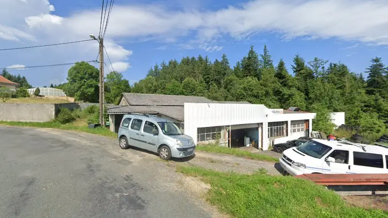 Vue de la rue devant Garage des bois noirs, Chabreloche
