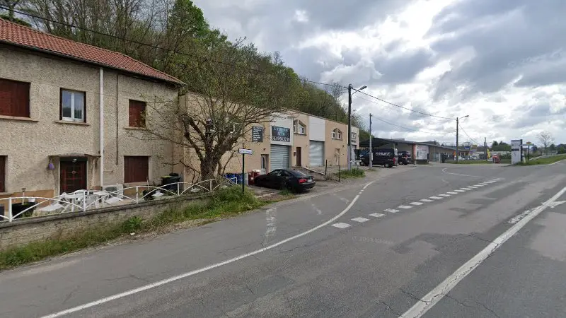 Vue de la rue devant L'ATELIER AUTO, Saint-Didier-de-la-Tour