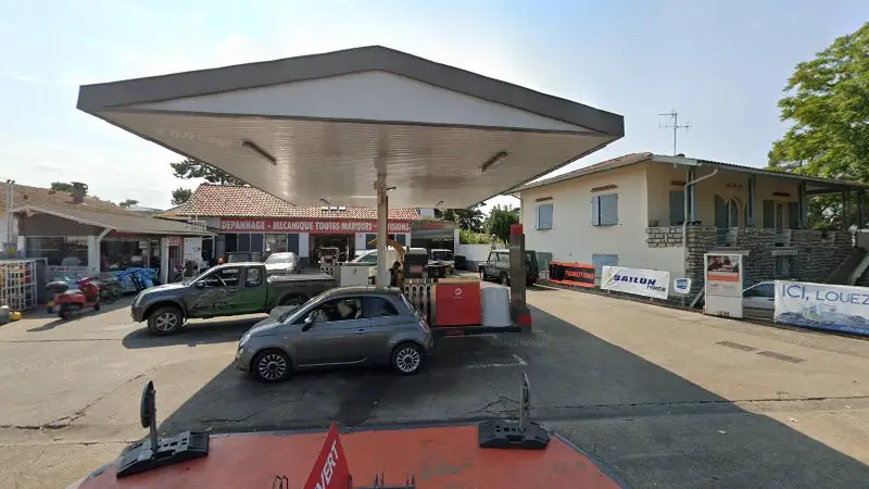 Vue de la rue devant Sarl Station Service Du Port, Capbreton