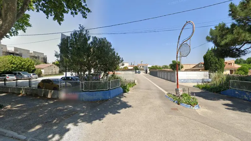 Vue de la rue devant AXIAL - CARROSSERIE NOUVELLE II, Tarascon