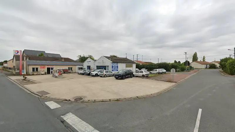 Vue de la rue devant Garage Martin, Les Trois-Moutiers