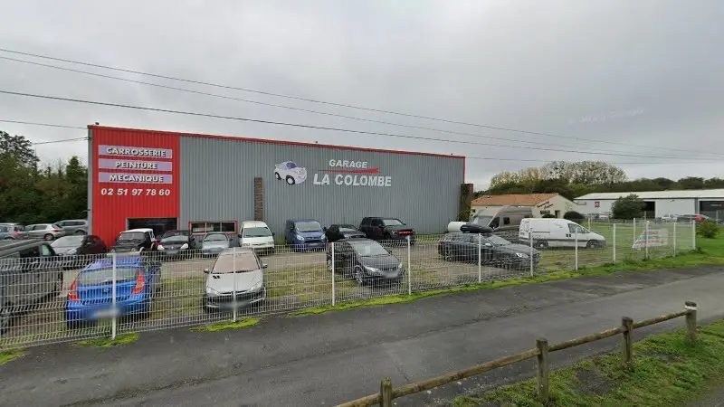Vue de la rue devant Garage La Colombe, Les Magnils-Reigniers
