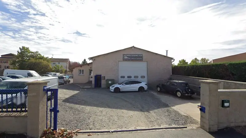 Vue de la rue devant Carrosserie Auboyer, Balbigny