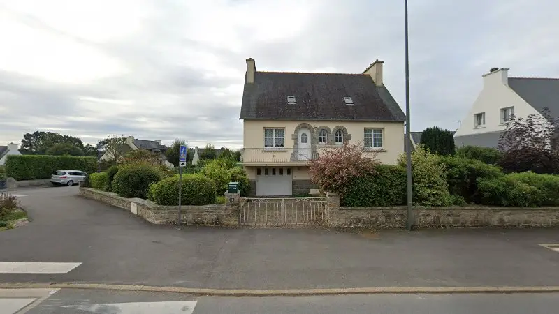 Vue de la rue devant Garage Azur, Plouvien