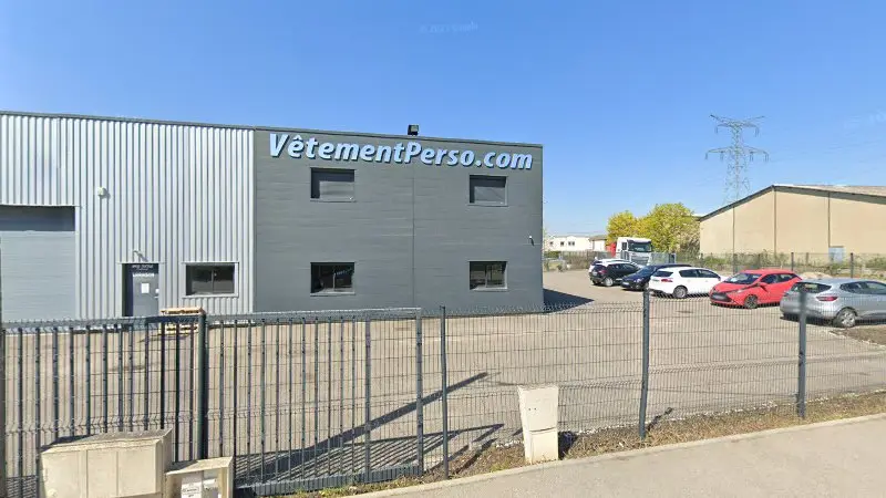 Vue de la rue devant Pneus Racing Compétition, Saint-Pierre-de-Chandieu