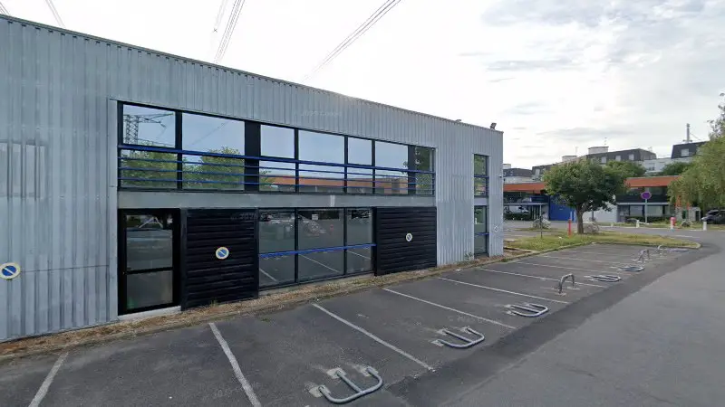 Vue de la rue devant LM Diagnostic Auto, Roissy-en-Brie