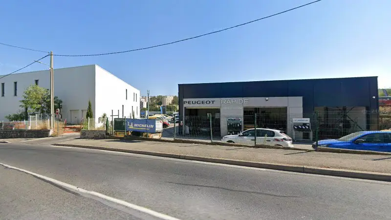 Vue de la rue devant AXIAL - PEREZ AUTOMOBILES, La Seyne-sur-Mer