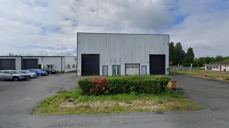 Vue de la rue devant garage Gravereau, La Lande-de-Fronsac