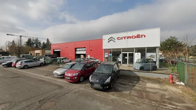 Vue de la rue devant CARROSSERIE SN DAW, Magny-les-Hameaux