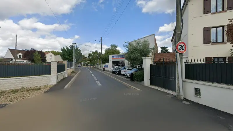 Vue de la rue devant Carrières Automobiles : Garage 1.2.3, Carrières-sur-Seine