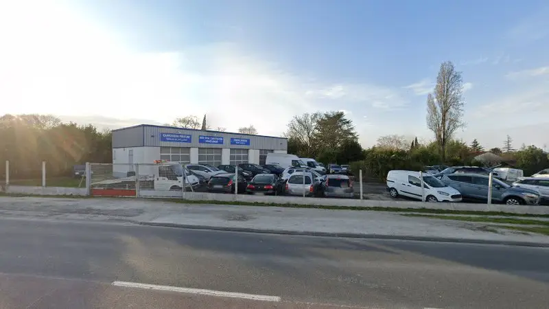 Vue de la rue devant Ford Service, Barbezieux-Saint-Hilaire