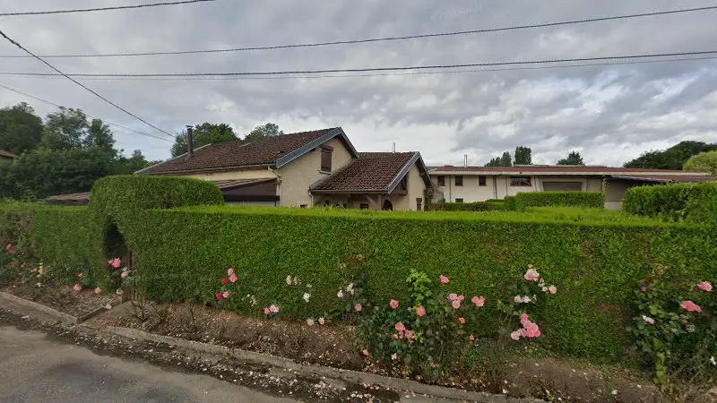 Vue de la rue devant First Stop Piskorski et Fils Brieulles-sur-Meuse, Brieulles-sur-Meuse