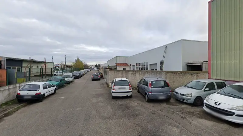 Vue de la rue devant Garage Du Grand Sud Est, Décines-Charpieu