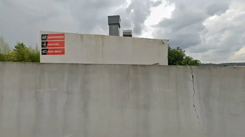 Vue de la rue devant Carrosserie La Vaunage, Clarensac