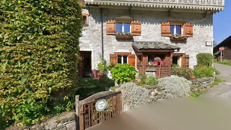 Vue de la rue devant GLP Pneumatiques, Arâches-la-Frasse