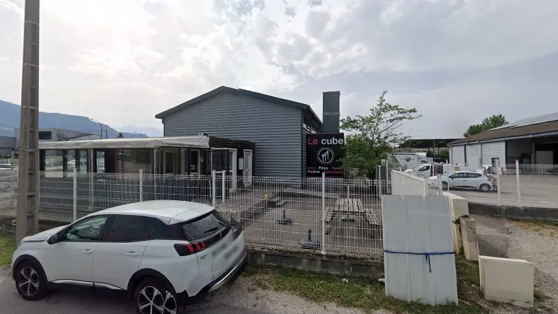Vue de la rue devant GARAGE PREMIER - CARROSS'AUTO, Fontaine