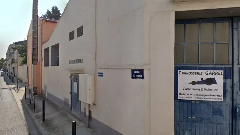 Vue de la rue devant Carrosserie Garrel, Nîmes