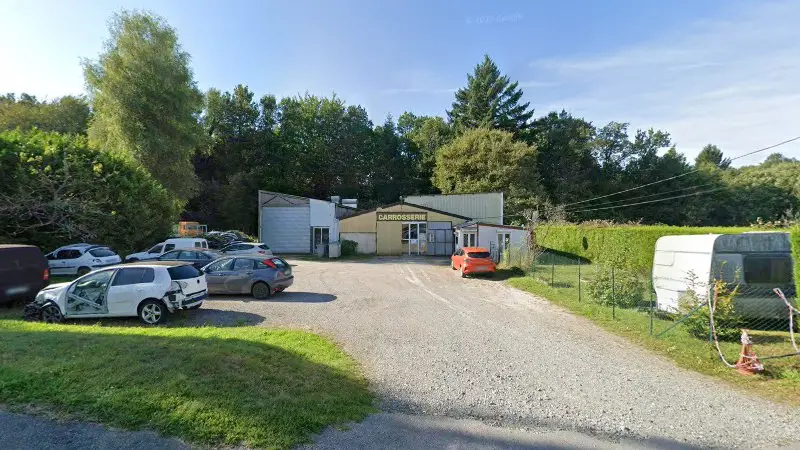 Vue de la rue devant Carrosserie Pereira, Égletons