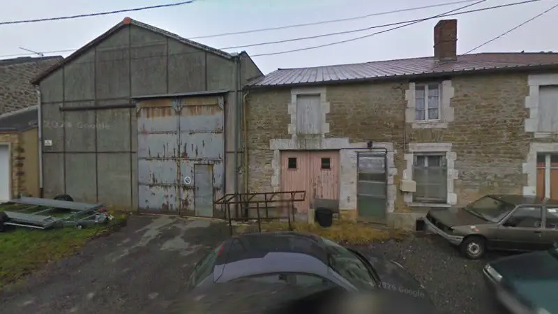 Vue de la rue devant Garage ARREUX AUTO Colson Didier, Arreux