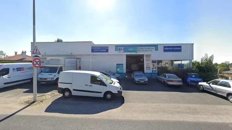Vue de la rue devant Carrosserie de l'Europe, Arpajon-sur-Cère