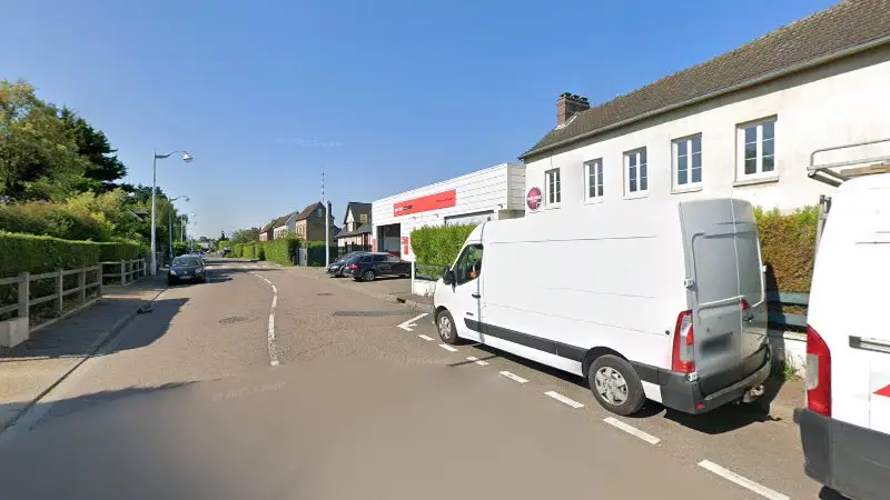 Vue de la rue devant GGE DES ESSARTS - Citroën, Grand-Couronne