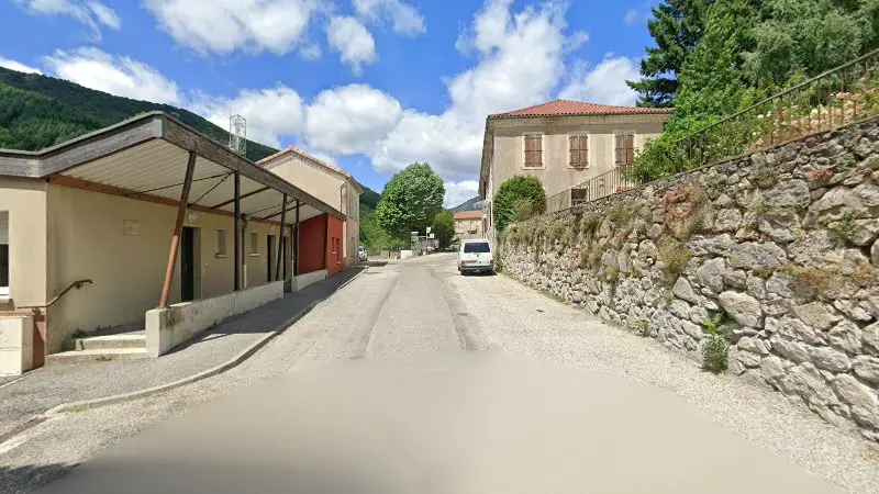 Vue de la rue devant garage du tonnerre gaulois, Valgorge