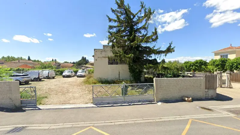 Vue de la rue devant Amador Garage Auto-Voiture, Sorgues