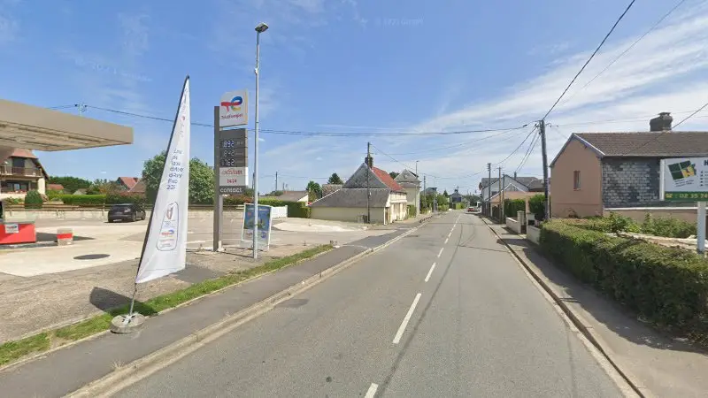 Vue de la rue devant SAINT JEAN DISTRIBUTION (Agent Ford), Saint-Jean-du-Cardonnay