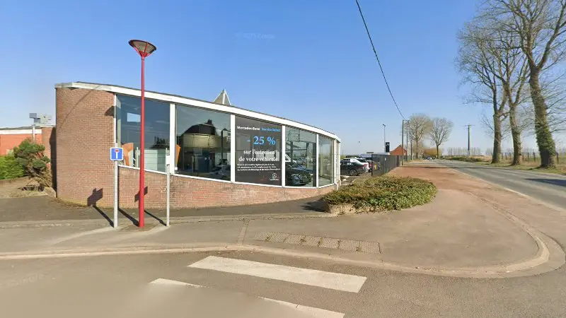 Vue de la rue devant GARAGE LAUWERIE Mercedes Benz Service, Bailleul