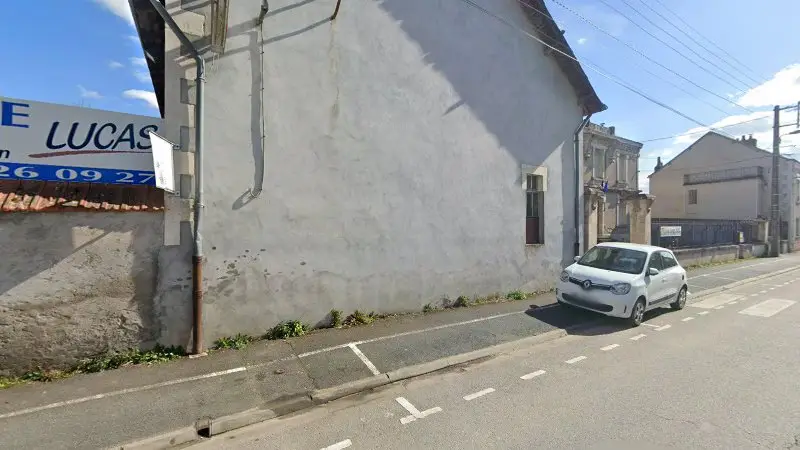 Vue de la rue devant Garage Lucas, Villedieu-sur-Indre