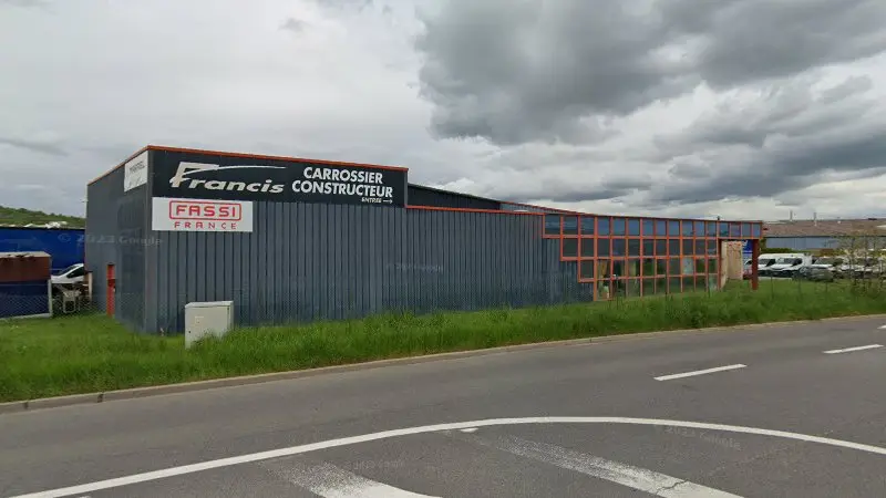 Vue de la rue devant Carrosserie Francis, Ludres