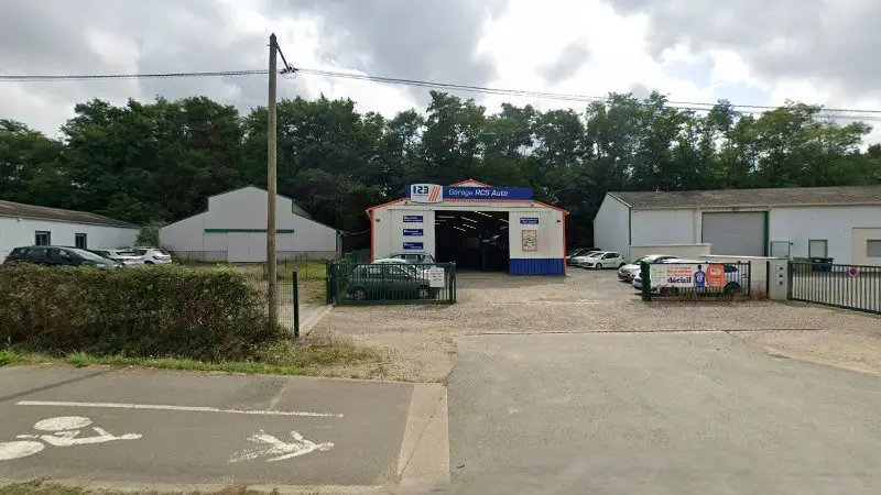Vue de la rue devant Garage RCS AUTO - 1,2,3 AutoService, Écouflant
