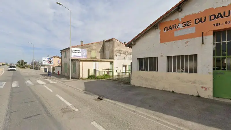Vue de la rue devant Garage du Dauphiné, Portes-lès-Valence
