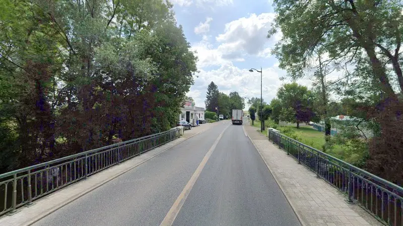 Vue de la rue devant Garage du Pont de l'Airain, Savigny-en-Septaine