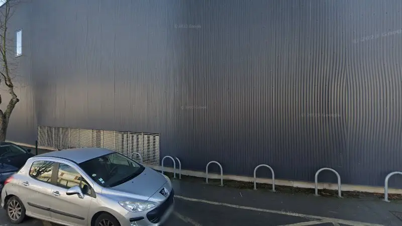 Vue de la rue devant Garage automobile 78, Les Clayes-sous-Bois
