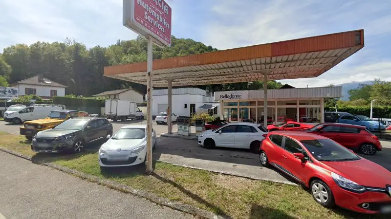 Vue de la rue devant Achat & Vente automobile garage Garcia, Gières