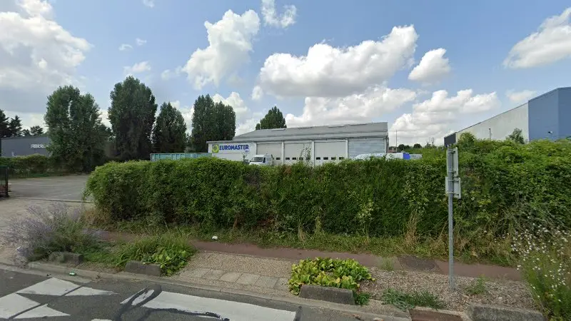 Vue de la rue devant Euromaster Véhicules Industriels, Coignières