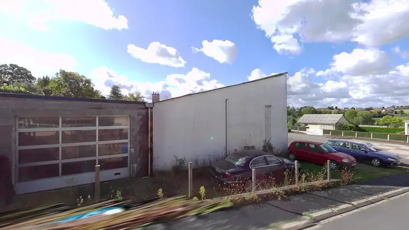 Vue de la rue devant Garage, Souleuvre en Bocage