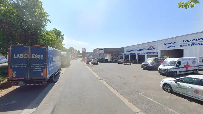 Vue de la rue devant Pneus Europe Service, La Châtre