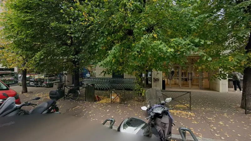 Vue de la rue devant Raspail Automobiles, Levallois-Perret